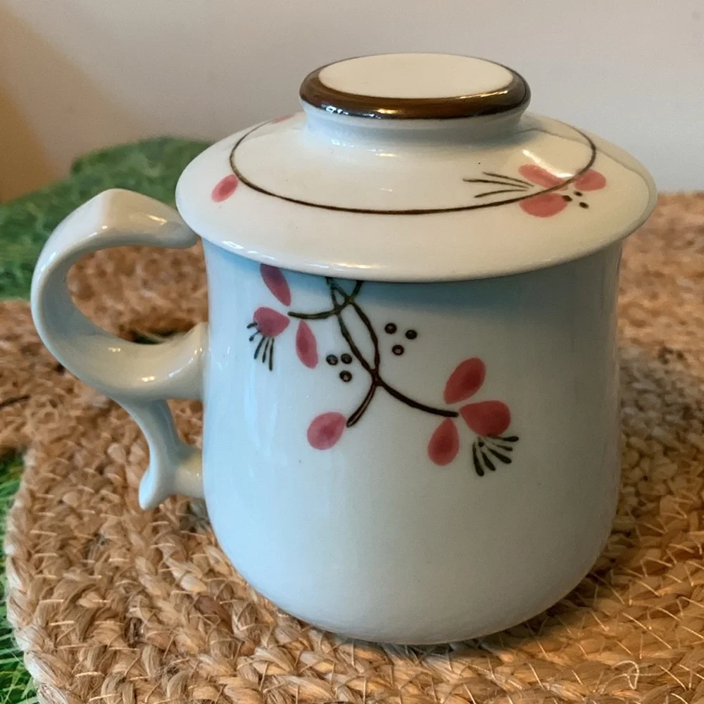 Adorable floral tea cup with lid, EUC